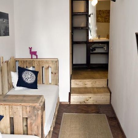 Victoria Poshtel Bucharest Ostello Esterno foto