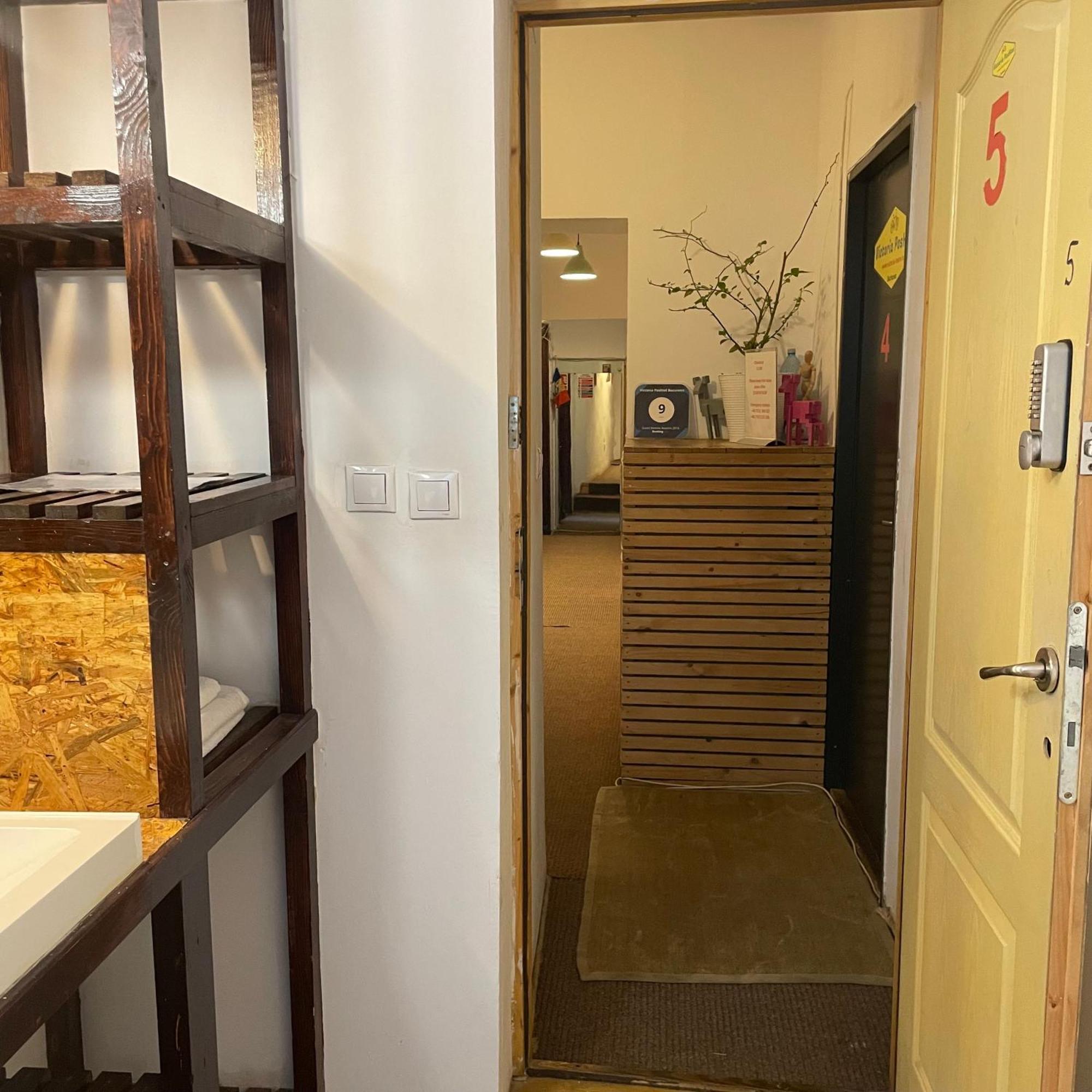 Victoria Poshtel Bucharest Ostello Esterno foto