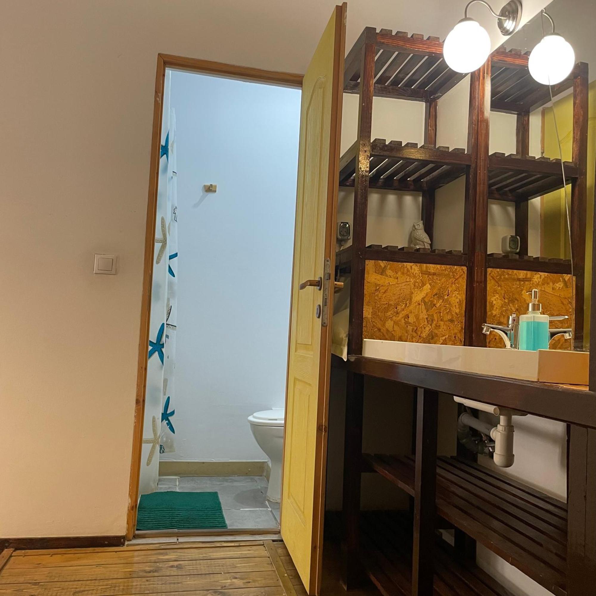 Victoria Poshtel Bucharest Ostello Esterno foto