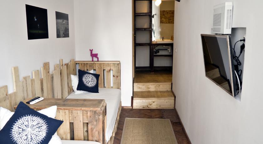 Victoria Poshtel Bucharest Ostello Esterno foto