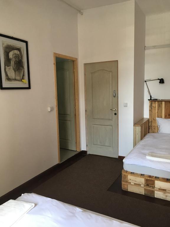 Victoria Poshtel Bucharest Ostello Esterno foto