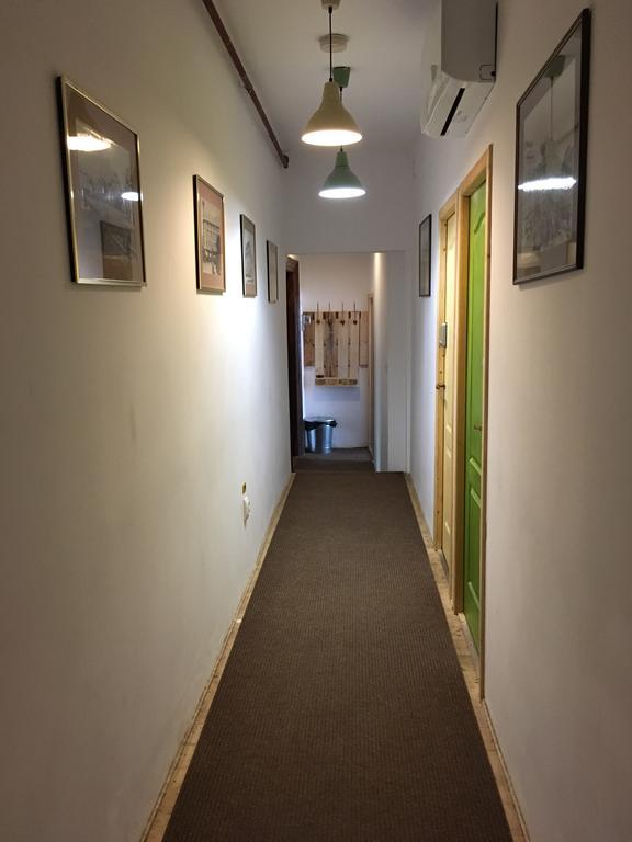 Victoria Poshtel Bucharest Ostello Esterno foto