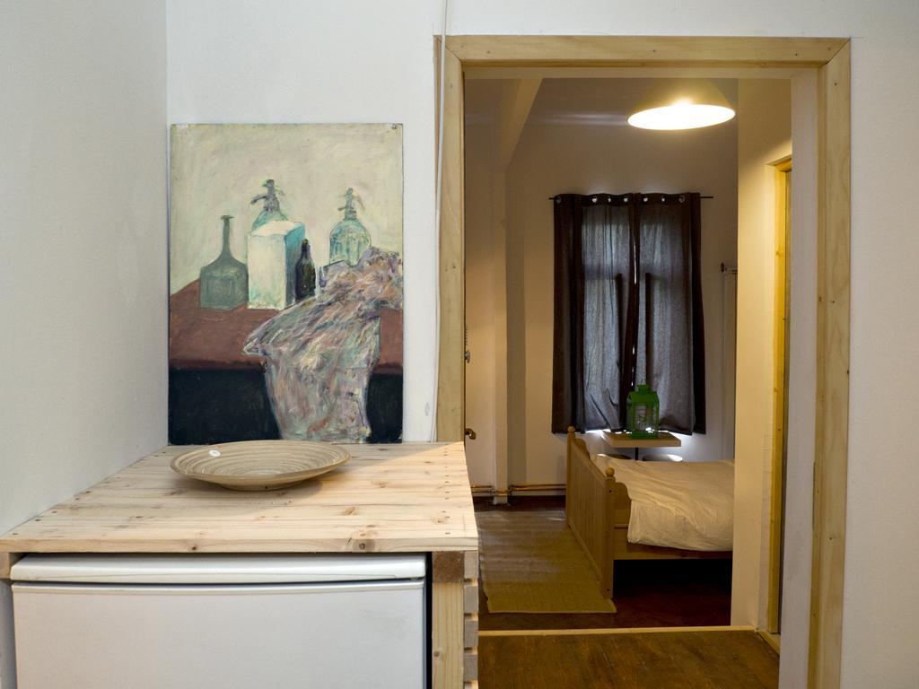 Victoria Poshtel Bucharest Ostello Esterno foto