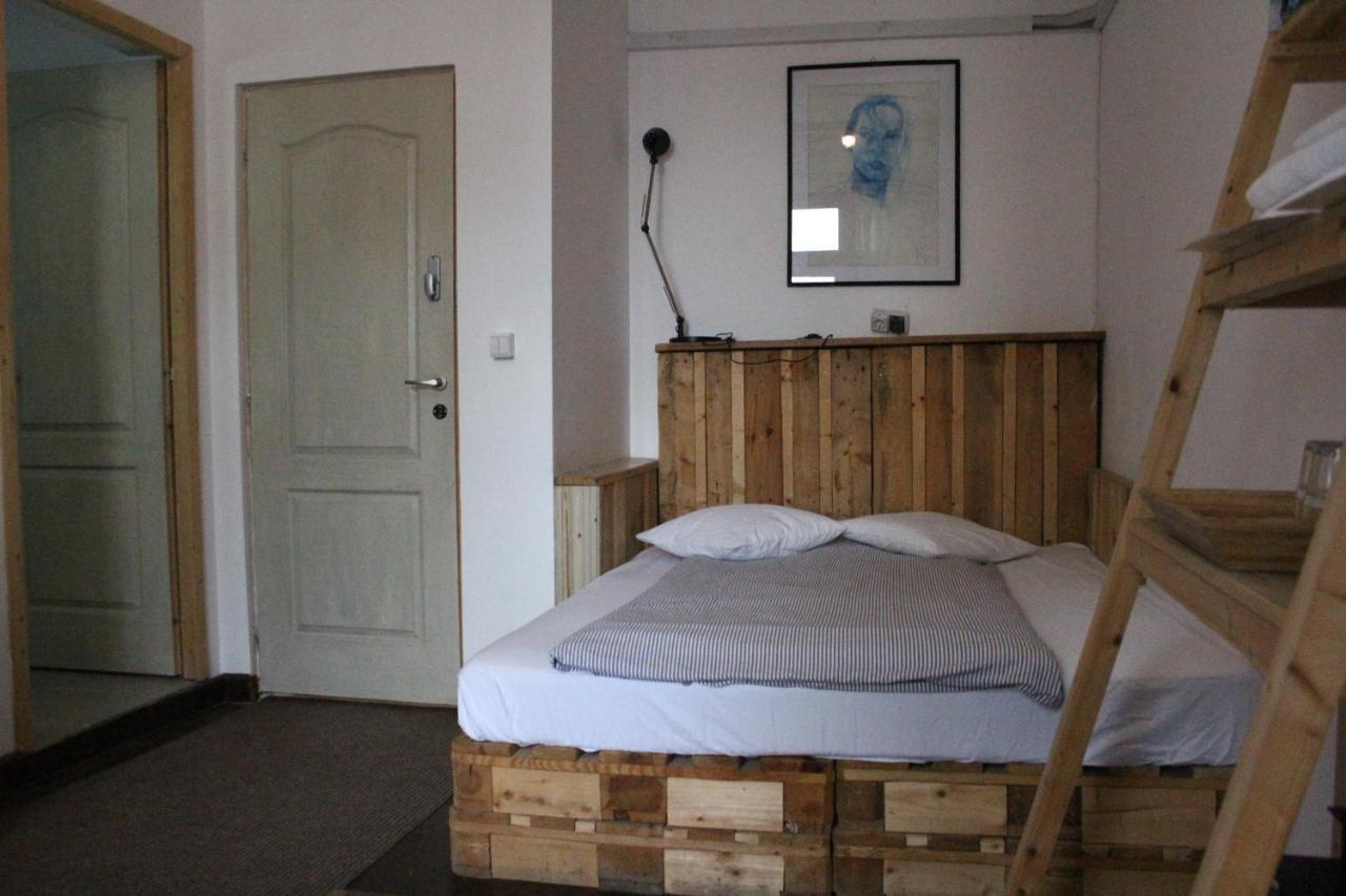 Victoria Poshtel Bucharest Ostello Esterno foto