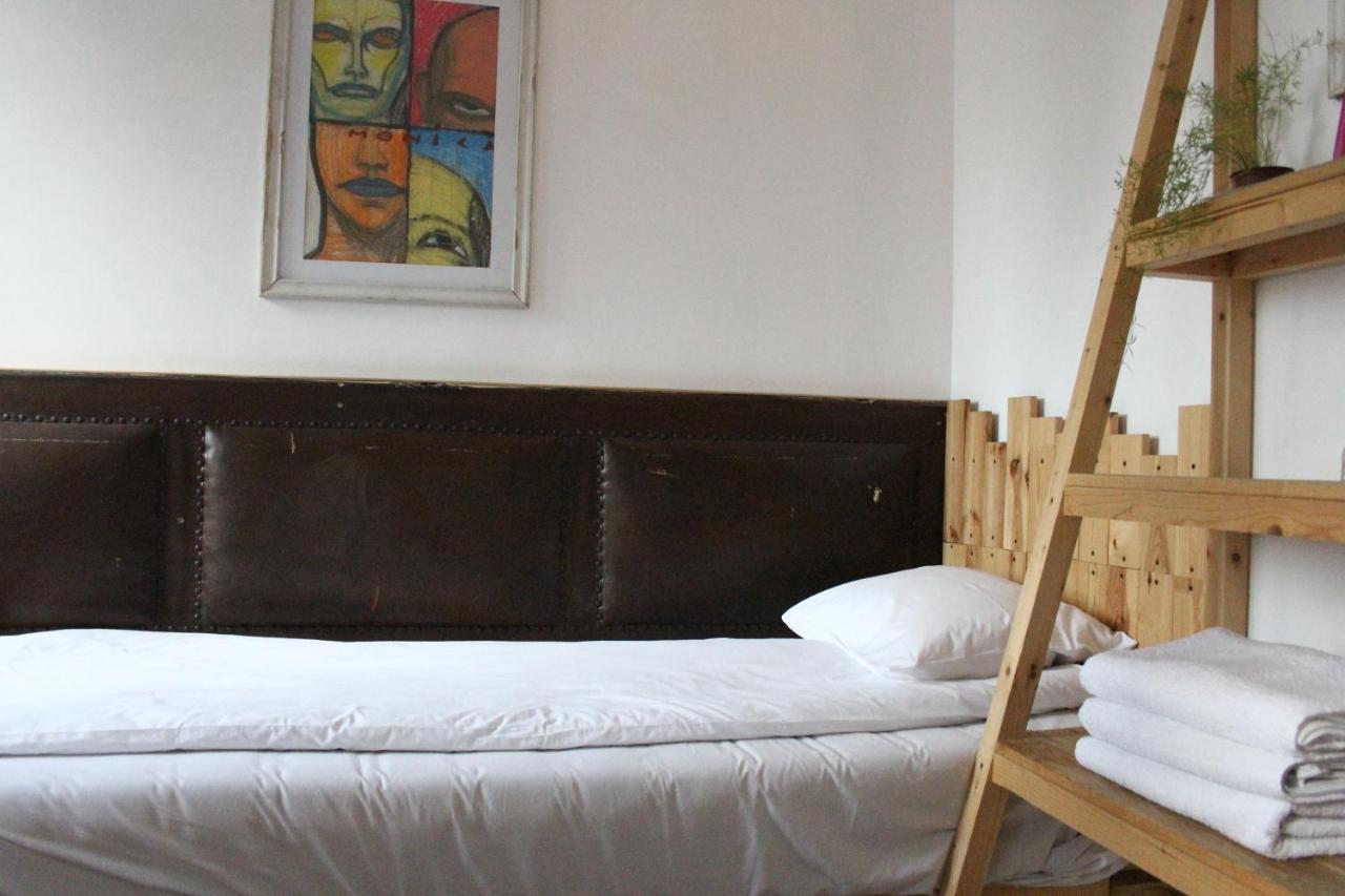 Victoria Poshtel Bucharest Ostello Esterno foto
