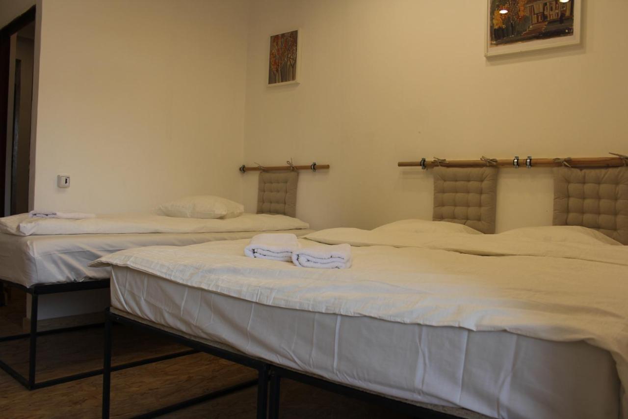 Victoria Poshtel Bucharest Ostello Esterno foto